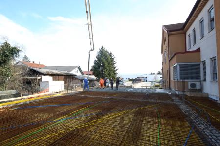 BETONIRANJE PLOŠČE PRIZIDKA PRI ZD CERKNICA 05 FOTO LJUBO VUKELIČ